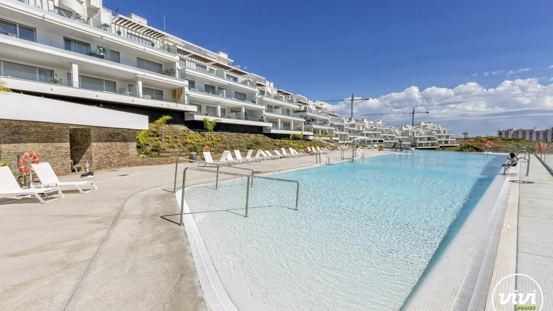 Vivi Homes - Sonrisa Pool, Terrace, Golf & Beach 에스테포나 펜션